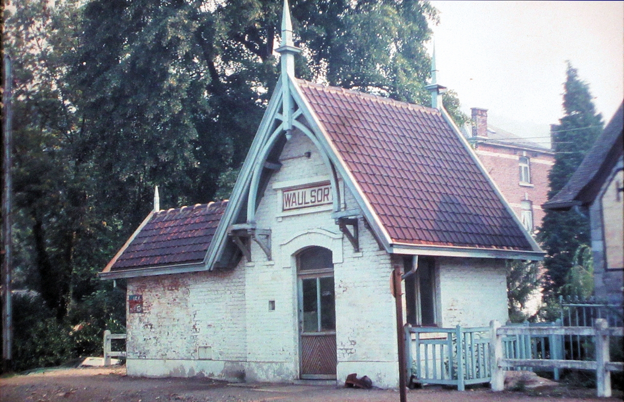 La gare de Waulsort (Village)